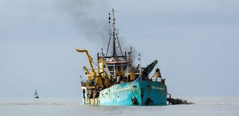 4 dredger in the channel to Caravelas 174 721P0251