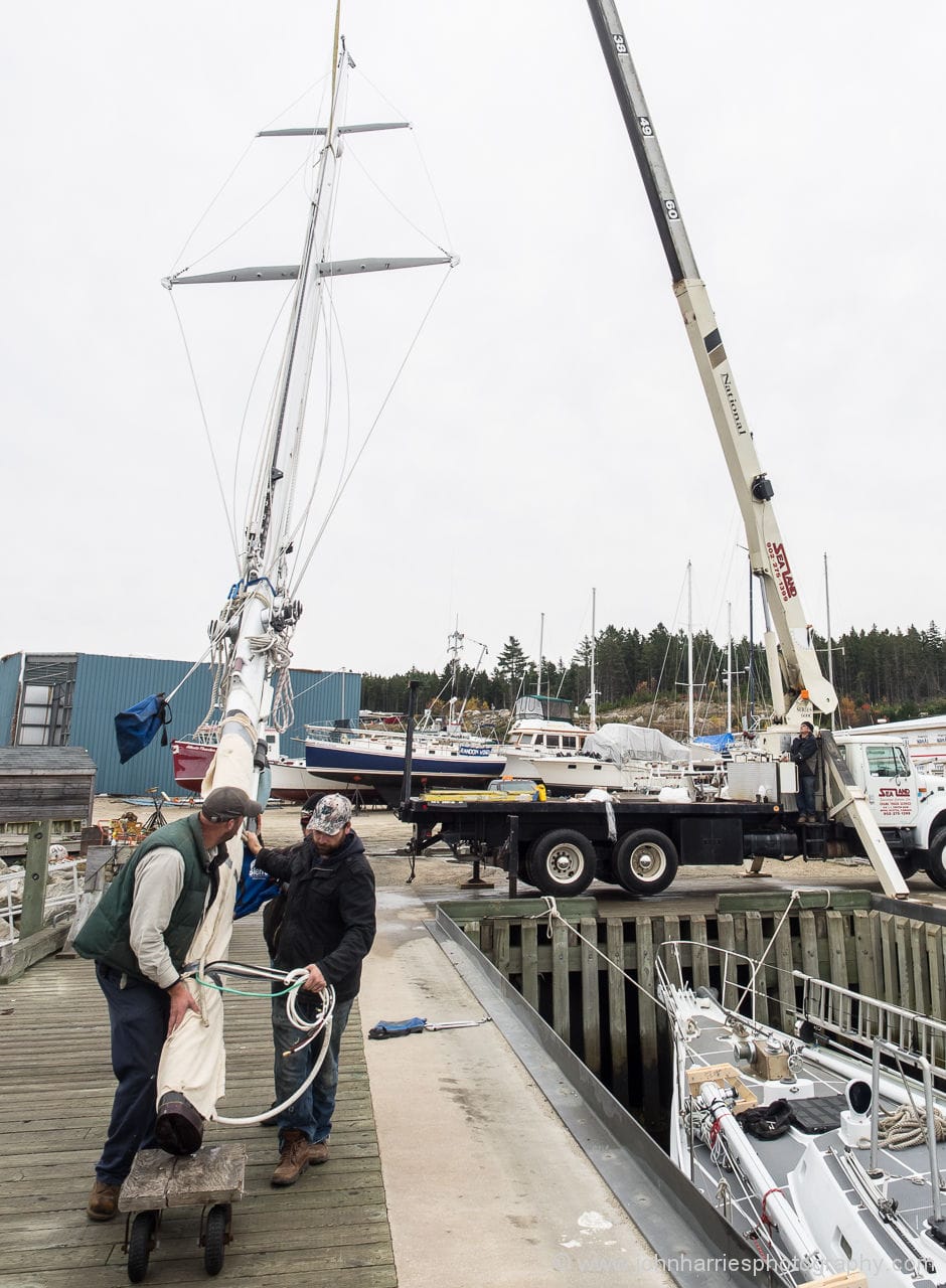 9 Tips To Make Unstepping a Sailboat Mast Easier