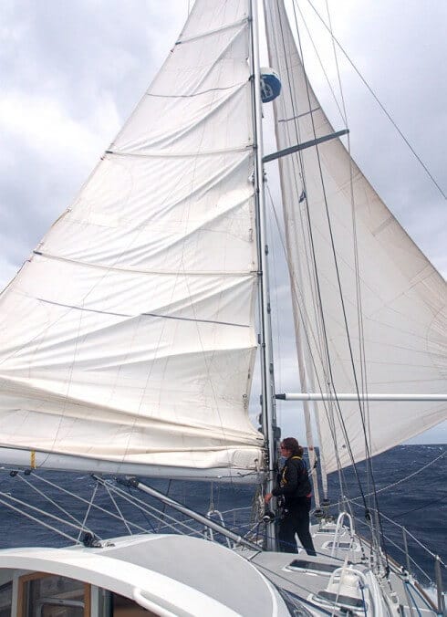 Easy reefing while running off the wind, using a simple system.